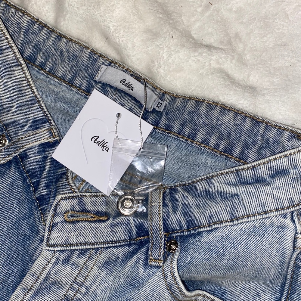 Brand new v cut jeans w tags - Picture 2 of 3